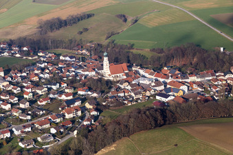 Kirchengebäude der Pfarrkirche Heiligste Dreifaltigkeit im Dorfkern im Ortsteil Grünberg in Kößlarn im Ortsteil Danglöd im Bundesland Bayern, Deutschland