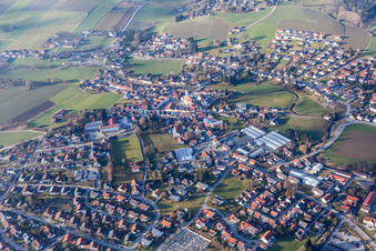 Dorf - Ansicht am Rande von landwirtschaftlichen Feldern und Nutzflächen in Triftern im Bundesland Bayern, Deutschland