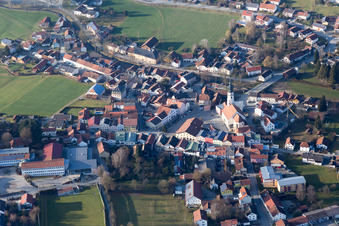 Kirchengebäude von  Pfarrkirche St. Stephan im Dorfkern in Triftern im Bundesland Bayern, Deutschland