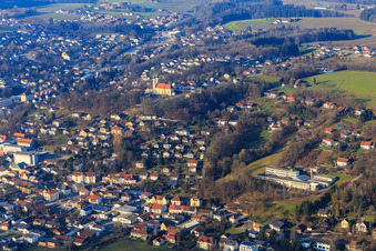 Stadtansicht aus Südosten mit Wallfahrtskirche Gartlberg und Grundschule im Ortsteil Reichenberg in Pfarrkirchen im Bundesland Bayern, Deutschland