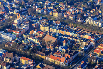 Bürgerhäuser am Stadtplatz und Stadtpfarrkirche St. Simon und Judas aus Südosten in Pfarrkirchen im Bundesland Bayern, Deutschland