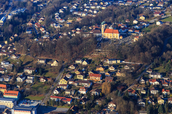 Bergstraße und Gartlbergstraße zur Wallfahrtskirche Gartlberg am Friedhof Pfarrkirchen im Bundesland Bayern, Deutschland