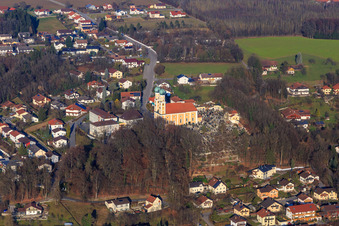 Luftbild von Bergstraße und Gartlbergstraße zur Wallfahrtskirche Gartlberg am Friedhof Pfarrkirchen im Bundesland Bayern, Deutschland