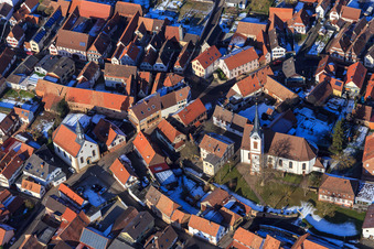 Laurentiusgarten an der Pfaffengasse im Winter bei Schnee in Göcklingen im Bundesland Rheinland-Pfalz, Deutschland