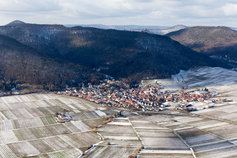 Winzerdorfansicht im Winter bei Schnee aus Osten in Eschbach im Bundesland Rheinland-Pfalz, Deutschland