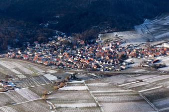 Luftbild von Winzerdorfansicht im Winter bei Schnee aus Osten in Eschbach im Bundesland Rheinland-Pfalz, Deutschland