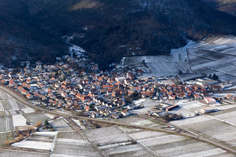Luftaufnahme von Winzerdorfansicht im Winter bei Schnee aus Osten in Eschbach im Bundesland Rheinland-Pfalz, Deutschland