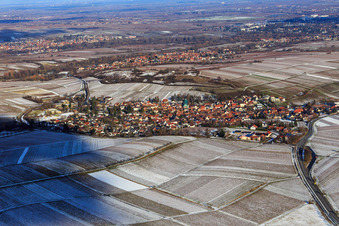 Dorfansicht unter der kleinen Kalmit im Winter bei Schnee aus Südwesten in Ilbesheim bei Landau im Bundesland Rheinland-Pfalz, Deutschland