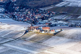 Winterlich schneebedeckte Gebäudekomplex der Hotelanlage Leinsweiler Hof in Leinsweiler im Bundesland Rheinland-Pfalz, Deutschland