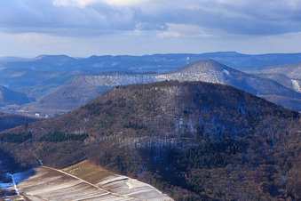 Gleitschirmflieger im Pulk im Winter überm Hohenberg in Annweiler am Trifels im Bundesland Rheinland-Pfalz, Deutschland