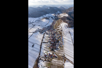 Luftbild von Winterlich schneebedeckte Dorf - Ansicht am Rande von beschneiten Weinbergen in Ranschbach im Bundesland Rheinland-Pfalz, Deutschland