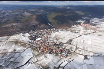 Winterlich schneebedeckte Dorf - Ansicht am Rande von Weinbergen am Haardtrand in Frankweiler im Bundesland Rheinland-Pfalz, Deutschland
