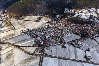 Winzerdorfansicht am Haardtrand im Winter zwischen verschneiten Weinbergen aus Osten in Gleisweiler im Bundesland Rheinland-Pfalz, Deutschland