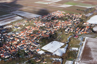 Luftbild von Im Winter bei Schnee in Essingen im Bundesland Rheinland-Pfalz, Deutschland