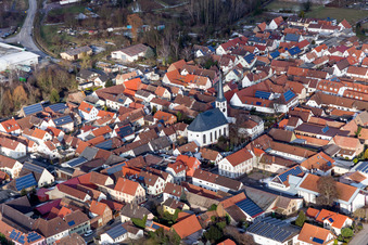 Kirchengebäude im Dorfkern in Hochstadt (Pfalz) im Ortsteil Niederhochstadt im Bundesland Rheinland-Pfalz, Deutschland