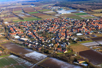 Dorfansicht im Winter bei Schnee aus Nordwesten in Zeiskam im Bundesland Rheinland-Pfalz, Deutschland