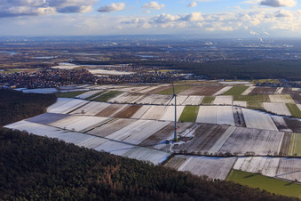 Das erste Windrad des Hatzenbühler Windparks im Winter bei Schnee im Bundesland Rheinland-Pfalz, Deutschland
