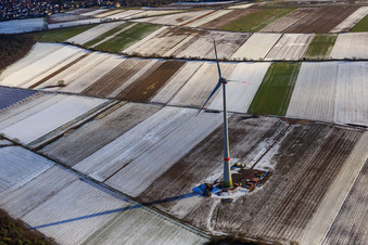 Luftbild von Das erste Windrad des Hatzenbühler Windparks im Winter bei Schnee im Bundesland Rheinland-Pfalz, Deutschland
