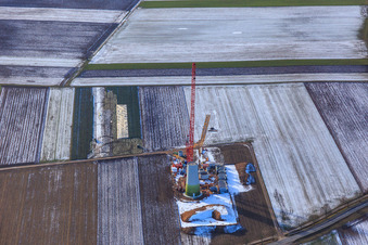 Luftbild von Mastmontage bei einem Windrad des Hatzenbühler Windparks im Winter bei Schnee im Bundesland Rheinland-Pfalz, Deutschland