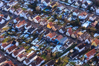 Waldstraße im Winter bei Schnee in Kandel im Bundesland Rheinland-Pfalz, Deutschland