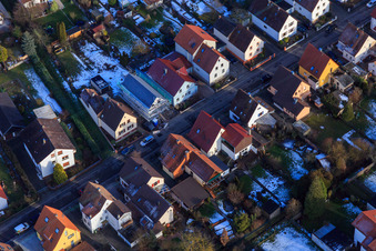 Luftaufnahme von EFH-Neubau in der Waldstraße im Winter bei Schnee in Kandel im Bundesland Rheinland-Pfalz, Deutschland