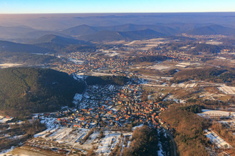 Dorfansicht im Pfälzerwald im Winter mit wenig Schnee aus Süden im Ortsteil Stein in Gossersweiler-Stein im Bundesland Rheinland-Pfalz, Deutschland