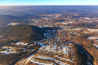 Dorfübersicht im Pfälzerwald im Winter mit wenig Schnee aus Süden im Ortsteil Stein in Gossersweiler-Stein im Bundesland Rheinland-Pfalz, Deutschland