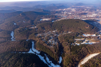 Feriendorf Eichwald im Winter bei Schnee im Ortsteil Gossersweiler in Gossersweiler-Stein im Bundesland Rheinland-Pfalz, Deutschland