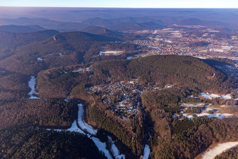 Winterlich schneebedeckte Ferienhaus- Anlage des Ferienparks Feriendorf Eichwald im Ortsteil Feriendorf Eichwald in Gossersweiler-Stein im Bundesland Rheinland-Pfalz, Deutschland