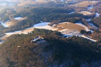 Burgruine Lindelbrunn im Winter bei wenig Schnee in Vorderweidenthal im Bundesland Rheinland-Pfalz, Deutschland