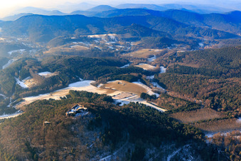 Luftbild von Burgruine Lindelbrunn im Winter bei wenig Schnee in Vorderweidenthal im Bundesland Rheinland-Pfalz, Deutschland