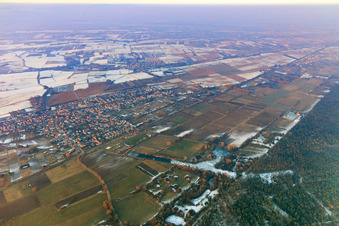 Dorfübersicht am Viehstrich im Winter mit wenig Schnee aus Südwesten in Steinfeld im Bundesland Rheinland-Pfalz, Deutschland