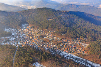 Luftbild von Das Dornröschen des Pfälzerwalds im Winter mit wenig Schnee aus Süden in Dörrenbach im Bundesland Rheinland-Pfalz, Deutschland