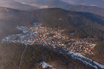 Winterlich schneebedeckte Wald und Berglandschaft des südlichen Pfälzerwald in Dörrenbach im Bundesland Rheinland-Pfalz, Deutschland