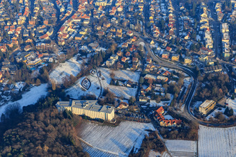 Stadtübersicht im Winter mit wenig Schnee aus Westen mit Kurpark Bad Bergzabern an der Edith-Stein-Fachklinik im Bundesland Rheinland-Pfalz, Deutschland