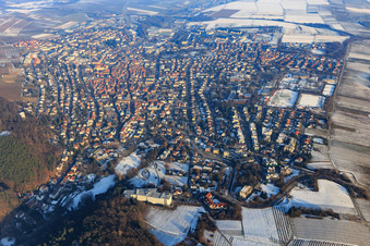 Luftbild von Stadtübersicht im Winter mit wenig Schnee aus Westen mit Kurpark Bad Bergzabern an der Edith-Stein-Fachklinik im Bundesland Rheinland-Pfalz, Deutschland