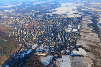Luftaufnahme von Stadtübersicht im Winter mit wenig Schnee aus Westen mit Kurpark Bad Bergzabern an der Edith-Stein-Fachklinik im Bundesland Rheinland-Pfalz, Deutschland