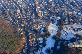 Südpfalz Therme am Kurpark Bad Bergzabern im Winter mit wenig Schnee im Bundesland Rheinland-Pfalz, Deutschland