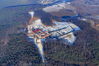 Perdepension im Kloster Liebfrauenberg im Winter bei Schnee in Bad Bergzabern im Bundesland Rheinland-Pfalz, Deutschland