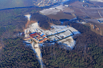 Luftbild von Perdepension im Kloster Liebfrauenberg im Winter bei Schnee in Bad Bergzabern im Bundesland Rheinland-Pfalz, Deutschland