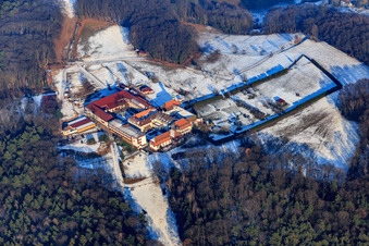 Schrägluftbild von Perdepension im Kloster Liebfrauenberg im Winter bei Schnee in Bad Bergzabern im Bundesland Rheinland-Pfalz, Deutschland