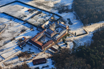 Perdepension im Kloster Liebfrauenberg im Winter bei Schnee in Bad Bergzabern im Bundesland Rheinland-Pfalz, Deutschland von oben