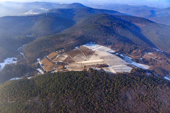 Luftbild von Haardtrand-Wolfsteig im Winter in Pleisweiler-Oberhofen im Bundesland Rheinland-Pfalz, Deutschland