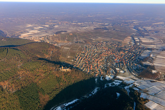 Burg Landeck im Winter bei wenig Schnee in Klingenmünster im Bundesland Rheinland-Pfalz, Deutschland