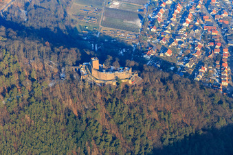 Luftbild von Burg Landeck im Winter bei wenig Schnee in Klingenmünster im Bundesland Rheinland-Pfalz, Deutschland