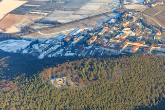 Ruine Waldschlössel über der Landesklinik Landeck im Winter bei wenig Schnee in Klingenmünster im Bundesland Rheinland-Pfalz, Deutschland