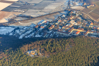 Luftbild von Ruine Waldschlössel über der Landesklinik Landeck im Winter bei wenig Schnee in Klingenmünster im Bundesland Rheinland-Pfalz, Deutschland