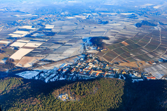 Schrägluftbild von Ruine Waldschlössel über der Landesklinik Landeck im Winter bei wenig Schnee in Klingenmünster im Bundesland Rheinland-Pfalz, Deutschland