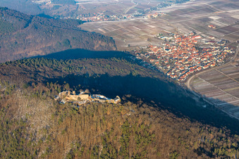 Burgruine Madenburg von Süden in Eschbach im Bundesland Rheinland-Pfalz, Deutschland