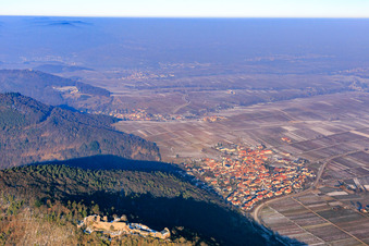 Burgruine Madenburg im Winter von Süden in Eschbach im Bundesland Rheinland-Pfalz, Deutschland